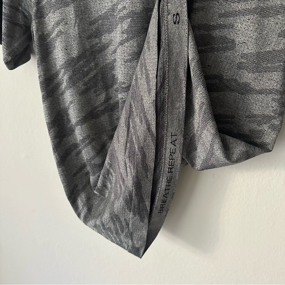 Lululemon Metal Vent Breathe Short Sleeve
Scatter Surface Black / Vapor Small - Picture 5 of 13